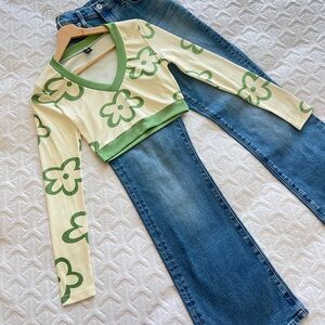 Cute floral top! 💚